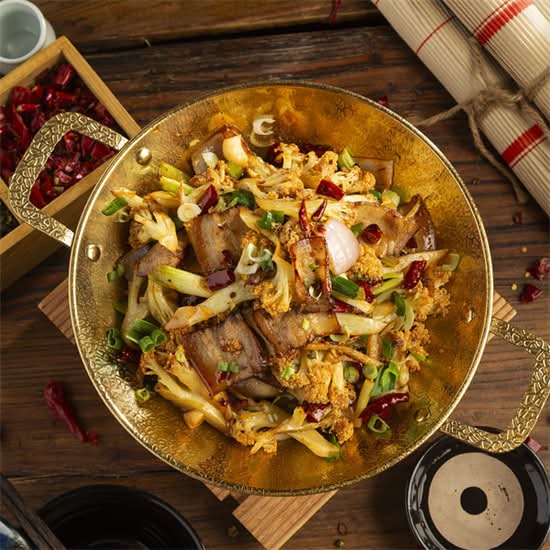 干锅腊肉花菜 Stir Fried Cauliflower and Preserved meat in a Wok